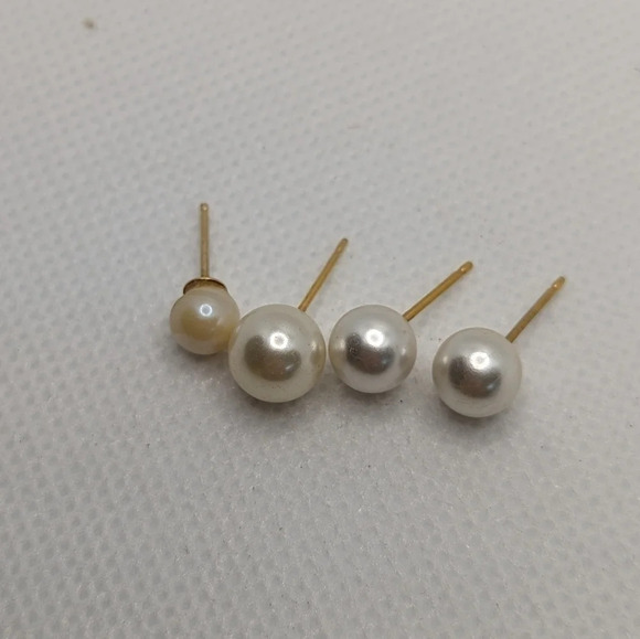 Jewelry - Gold pearl studs